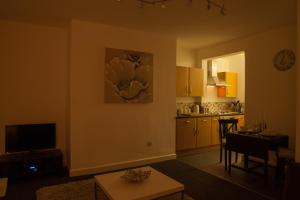 哈利法克斯Urban Chic Suite - Simple2let Serviced Apartments的一间带桌子的客厅和一间厨房