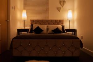 哈利法克斯Urban Chic Suite - Simple2let Serviced Apartments的一间卧室配有一张大床和两盏灯