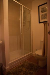 哈利法克斯Urban Chic Suite - Simple2let Serviced Apartments的带淋浴和卫生间的浴室