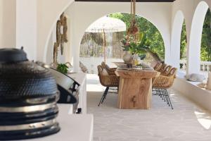 圣安东尼奥湾Casa dos Islas的房屋内带桌椅的用餐室