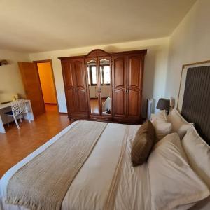 桑亨霍Chalet sobre playa canelas, EN SANXENXO的一间大卧室,配有一张大床和沙发