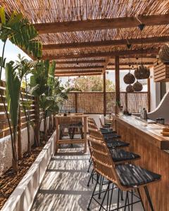 纳乌萨Piperaki Project的庭院内带桌椅的酒吧