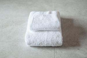 富士河口湖Fuji no Sato Alibio的浴室地板上摆放着一堆毛巾