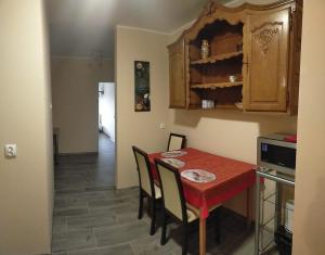 巴托夫Lawendowy Dworek的一间带红色桌子和椅子的小厨房
