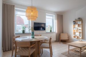 奥尔堡Newly renovated 1-Bed Apartment in Aalborg的客厅设有餐桌和椅子