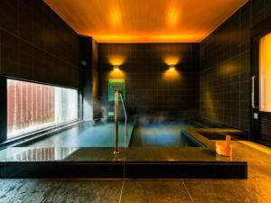 东京Super Hotel Tokyo Kinshicho Ekimae / Vacation STAY 78884的游泳池,位于带游泳池的房间