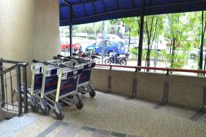 吉隆坡吉隆坡市中心智选假日酒店的大楼里的一群购物车