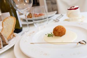 格罗塞托港罗斯玛娜酒店的桌上的白盘子和甜点