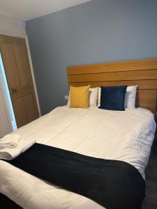 赫尔Newland Park Bungalow Near Hull Uni Free Parking Free Wi-Fi的一张大床,上面有四个枕头