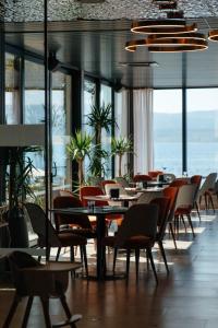 奥米什Hotel Medistone的用餐室设有桌椅和窗户。