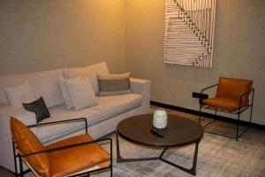马塞拉韦尔Spa酒店的客厅配有白色沙发和两把椅子