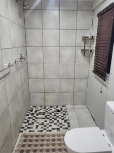 开普敦9 on Oostersee的一间带卫生间和瓷砖淋浴的浴室
