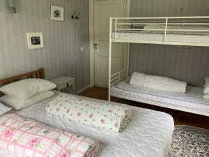 克里斯蒂娜港Karaby Gård, Country Living的带2张床的客房中的2张双层床