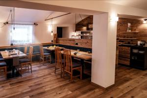 法尔泽斯温克勒康体公寓式酒店的餐厅铺有木地板,配有桌椅