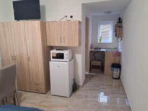KútyPenzion FRENAT的小厨房配有冰箱和微波炉。