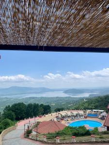 Sidhirokhórion罗家斯酒店的度假村的两张风景照片