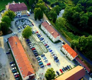 SzprotawaPałac Wiechlice - Hotel, Restaurant, SPA的享有停车场空中的景致,设有汽车