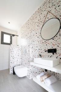 斯卡拉伯塔麦斯Green Hill Thassos的白色的浴室设有水槽和镜子