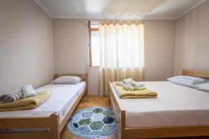 盖夫盖利亚Guest House - Axios的带窗户的客房内设有两张单人床。