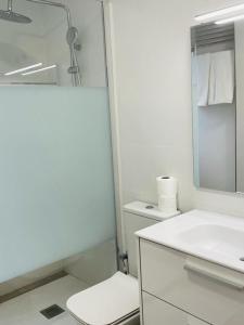 马德里C1 Madrid, Zona exclusiva的白色的浴室设有卫生间和水槽。