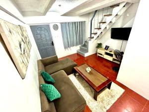 MabatangTransient Home at Tierra Vista near SM Dasma with Wifi and Netflix的客厅配有沙发和桌子