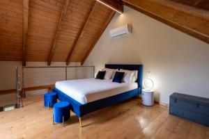 MaseraBed & Bike La Stalla的一间卧室设有一张床和木制天花板