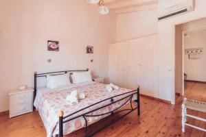 阿普索斯科孚瓦伦蒂诺公寓式酒店的卧室配有白色墙壁和木地板。