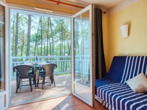 拉卡诺奥肯拉卡诺欧逊酒庄高尔夫度假公寓酒店的客房设有带桌椅的阳台。