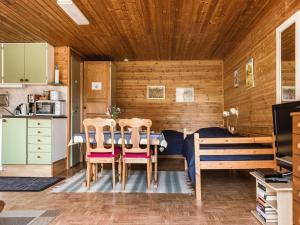 TingsrydHoliday Home Tingsmåla by Interhome的厨房以及带桌椅的用餐室。