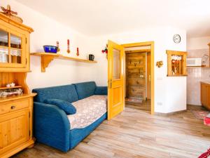 博萨迪法萨Apartment Brunel-2 by Interhome的一间带蓝色沙发的客厅和一间厨房