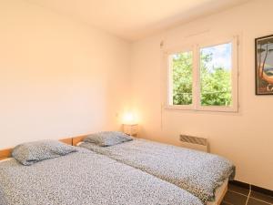 波讷地区圣朱利安Holiday Home La Lette II Albizzias - CON171 by Interhome的卧室设有两张床,带窗户