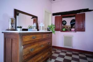 罗卡圣焦万尼Il Casale del Duca - YourPlace Abruzzo的一间带木制梳妆台和镜子的浴室