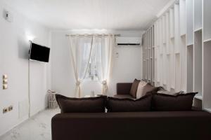 沃丽曼村Villa Drosia的带沙发和窗户的客厅