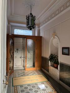 那不勒斯Wanda Bed&Breakfast的走廊上设有门和吊灯