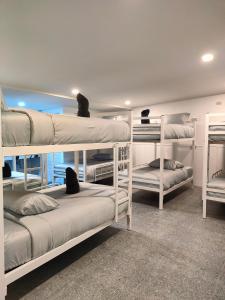 涛岛大海滩度假村的一间设有四张双层床的客房