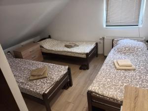 兹雷尼亚宁Apartmani Maja 2的客房设有两张单人床和梳妆台。