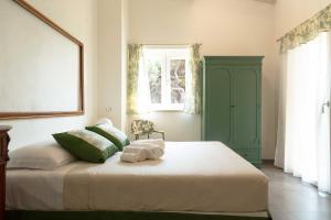 格罗塞托港Dimora La Fiumara的一间卧室配有带毛巾的床