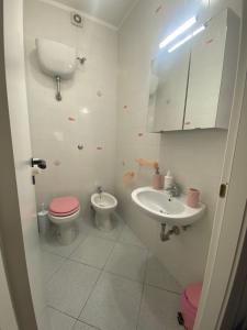 圣费利切-奇尔切奥Villa Nausicaa San Felice Circeo的白色的浴室设有卫生间和水槽。