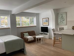 伍德斯托克Yew Tree House的一间卧室配有一张床、一张沙发和一张桌子