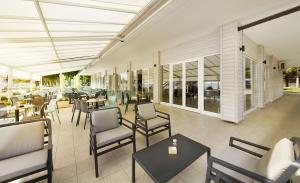 安卡兰Olive Family Suites - Hotel & Resort Adria Ankaran的庭院配有桌椅和桌上冰柜