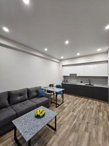 埃里温Orion ApartHotel的客厅配有沙发和桌子