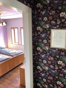 森讷堡Retro-Sonnenbring B&B的卧室配有花卉壁画和床