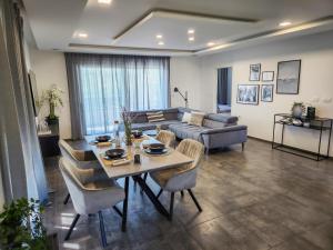 科佩尔Villa Capris apartments的客厅配有桌子和沙发