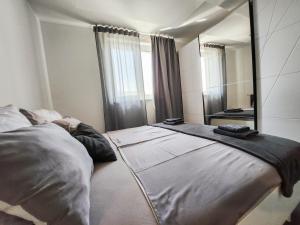 科佩尔Villa Capris apartments的卧室配有大镜子(位于床上)