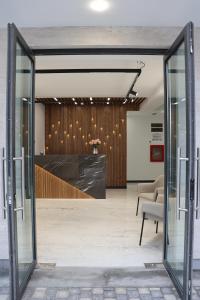 埃里温Orion ApartHotel的通向带柜台的大堂的开放式玻璃门