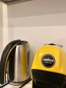 科拉托Altrelli B&B的厨房柜台上有一个黄色和黑色的烤面包机