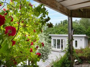 阿灵索斯Holiday Home Solbacken by Interhome的从鲜花盛开的花园欣赏到房子的景色