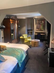 布鲁日't Hartje van Brugge的一间带两张床的卧室和一间带钢琴的客厅