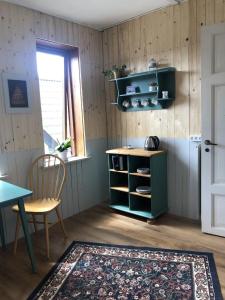 森讷堡Retro-Sonnenbring B&B的厨房配有绿色橱柜和桌子