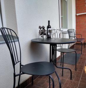 马多纳Sunrise Apartment的一张黑色桌子和椅子,上面装有酒杯